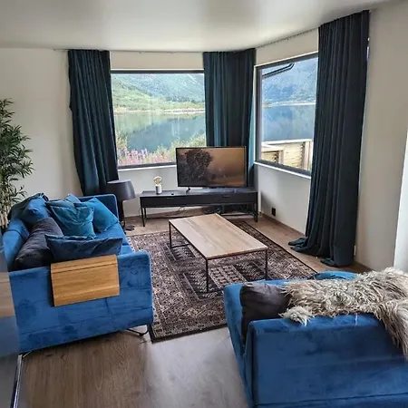 Nydelig Hytte Med Fantastisk Beliggenhet Ved Sjoen Holiday home