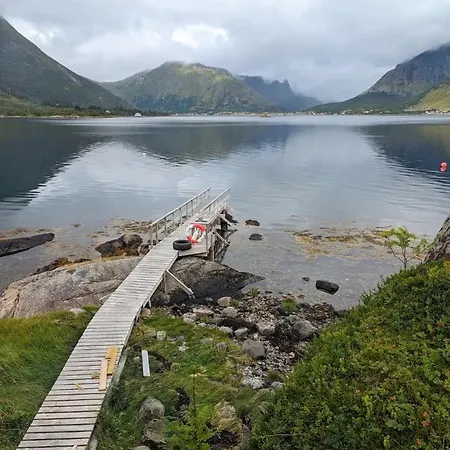 Nydelig Hytte Med Fantastisk Beliggenhet Ved Sjoen *