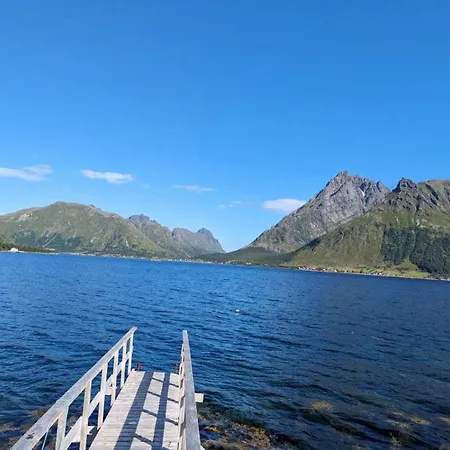 Nydelig Hytte Med Fantastisk Beliggenhet Ved Sjoen Laupstad