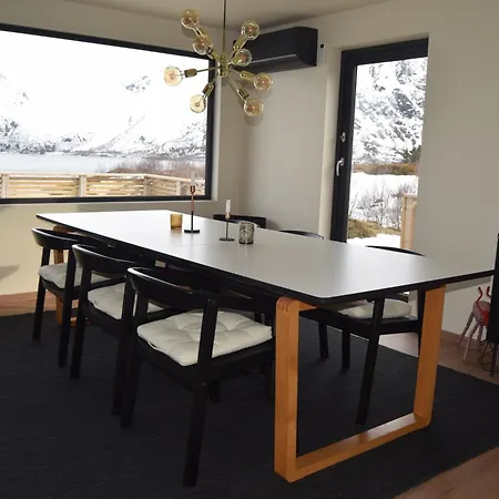 Nydelig Hytte Med Fantastisk Beliggenhet Ved Sjoen *